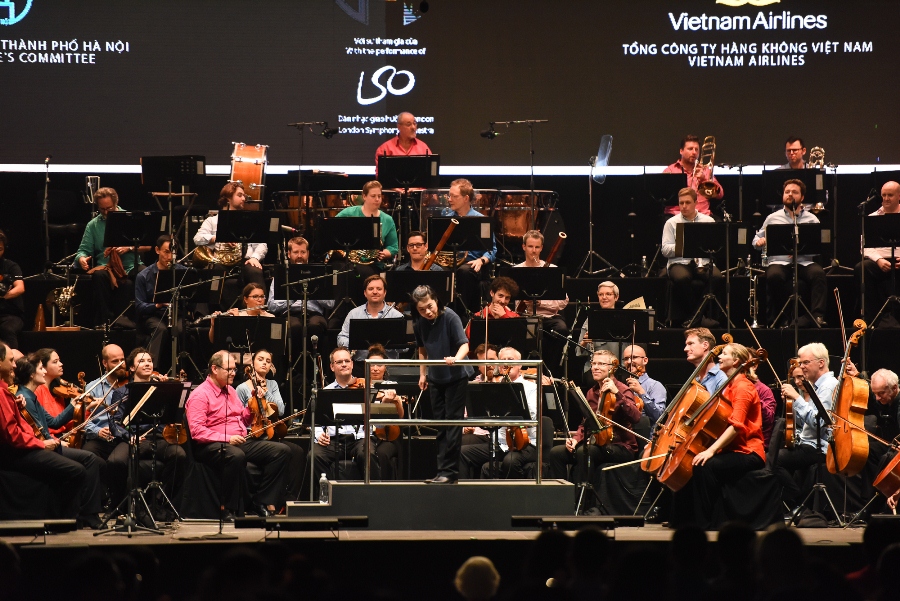 Kh&aacute;n giả H&agrave; Nội ngỡ ng&agrave;ng, say đắm với đ&ecirc;m h&ograve;a nhạc 'xuống phố'