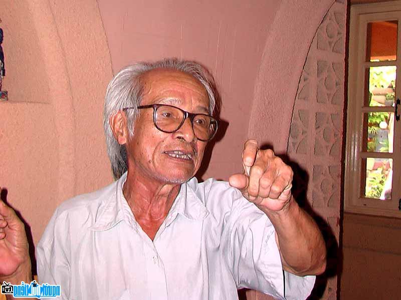 L&aacute; thư g&acirc;y b&atilde;o v&agrave; sự ra đời &ldquo;Ch&acirc;n dung đối thoại&rdquo; của Nh&agrave; thơ Xu&acirc;n S&aacute;ch 