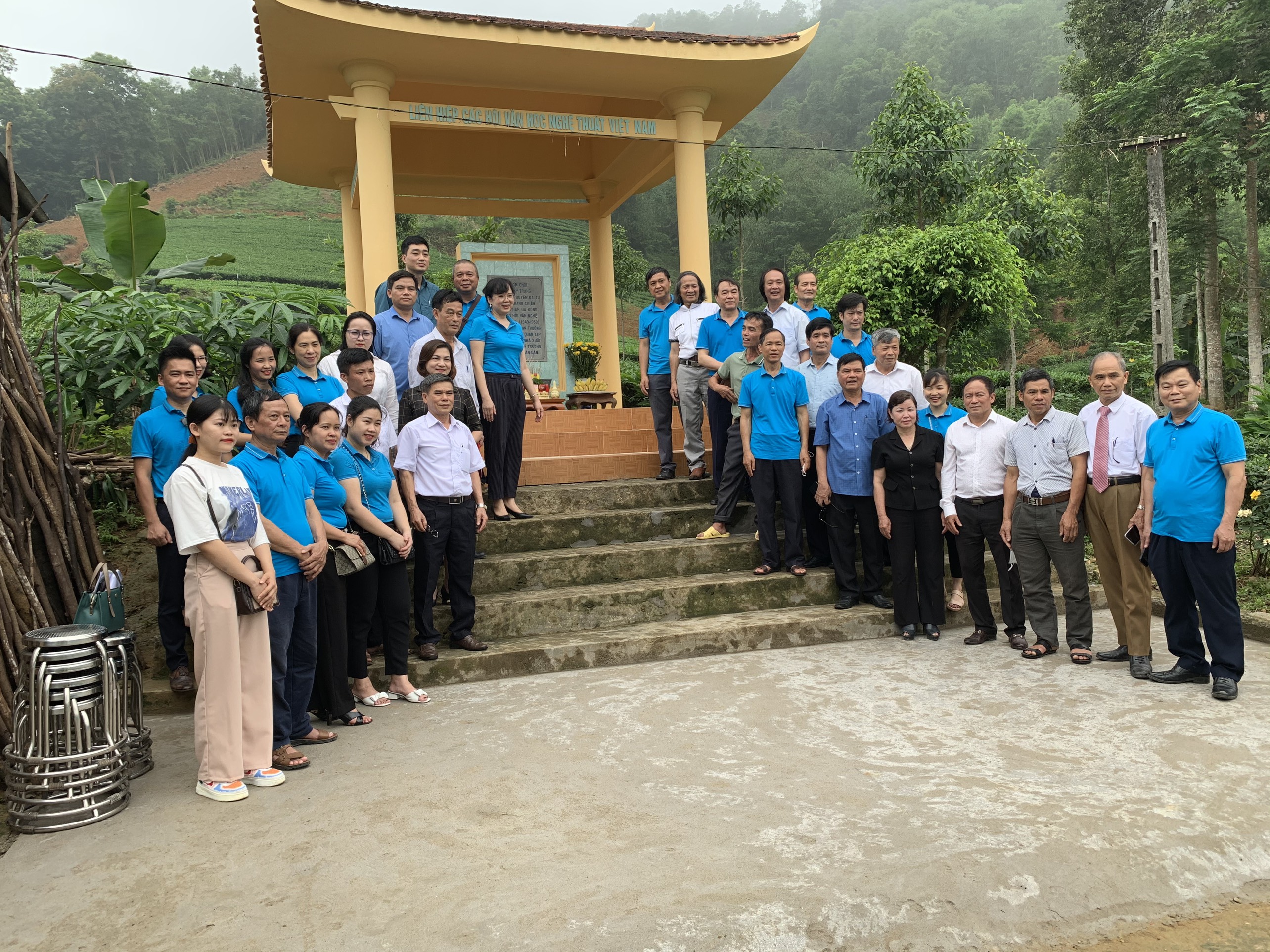 Tiếng vọng từ x&oacute;m Ch&ograve;i - B&uacute;t k&iacute; của Hữu Minh