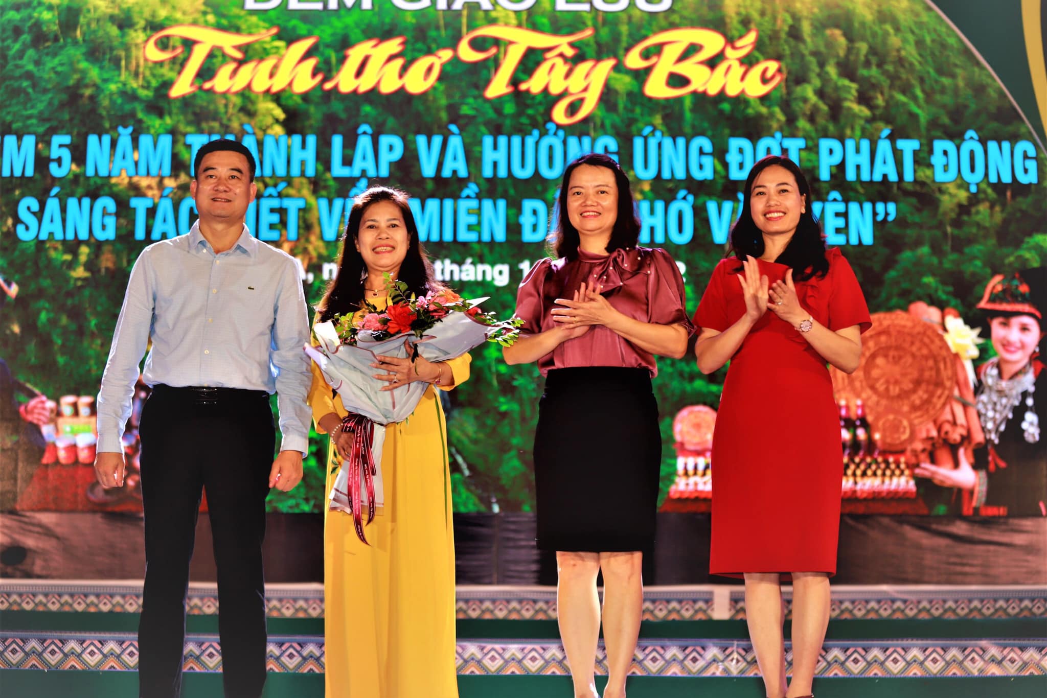 Ch&ugrave;m thơ về Văn Y&ecirc;n, Y&ecirc;n B&aacute;i