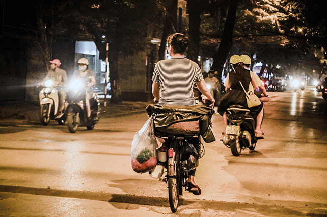 Hà Nội đêm không ngủ - Thơ của Hạnh Nguyễn - Lời bình GS. Nguyễn Bá Đức