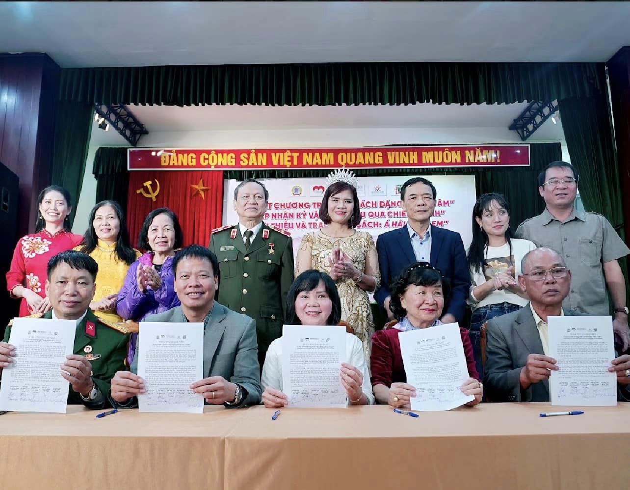 Ra mắt &ldquo;Tủ s&aacute;ch Đặng Th&ugrave;y Tr&acirc;m&rdquo;, tiếp nhận kỷ vật &ldquo;T&igrave;nh y&ecirc;u qua chiến tranh&rdquo; v&agrave; ra mắt cuốn s&aacute;ch &Aacute; HẬU &ldquo;LỌ LEM&rdquo; của L&ecirc; Thy B&igrave;nh   