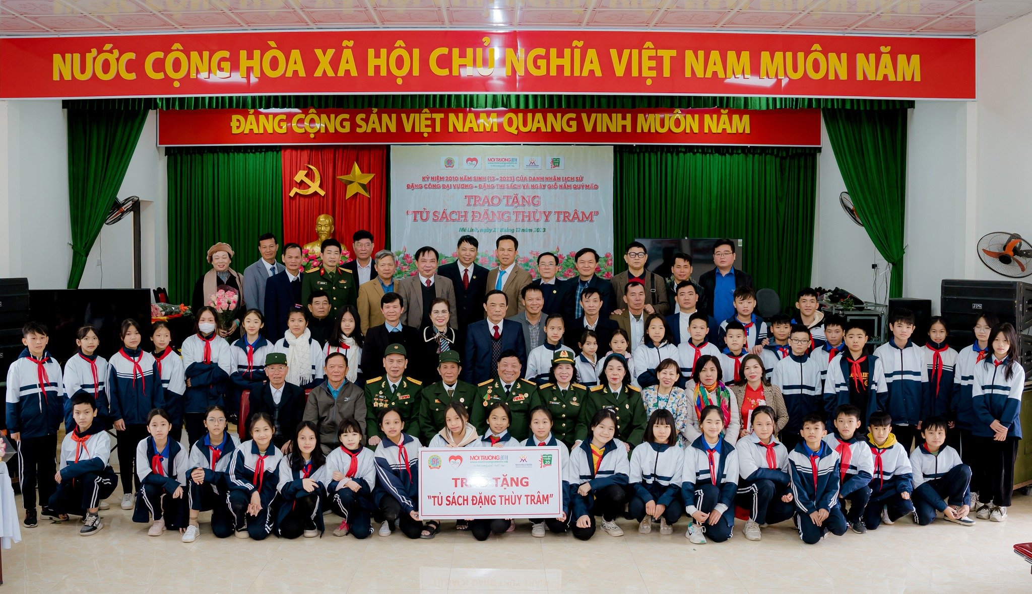 M&ecirc; Linh (H&agrave; Nội): Trao tặng &ldquo;Tủ s&aacute;ch Đặng Th&ugrave;y Tr&acirc;m&rdquo; cho x&atilde; Văn Kh&ecirc;